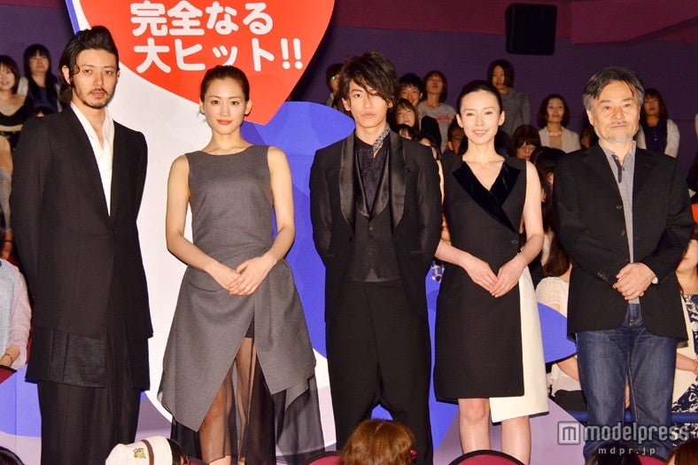 映画「リアル～完全なる首長竜の日～」初日舞台挨拶に登壇した（左から）オダギリジョー、綾瀬はるか、佐藤健、中谷美紀、黒沢清監督