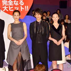 映画「リアル~完全なる首長竜の日~」初日舞台挨拶に登壇した(左から)オダギリジョー、綾瀬はるか、佐藤健、中谷美紀、黒沢清監督