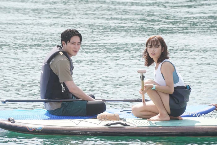 間宮祥太朗、森七菜「真夏のシンデレラ」第1話より(C)フジテレビ