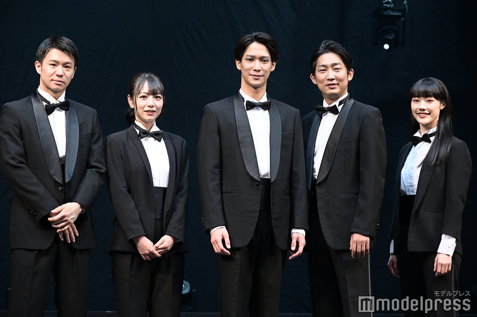 （左から）高橋龍輝、北野日奈子、味方良介、石田明、佐々木ありさ （C）モデルプレス