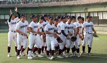創部100周年の関大北陽が香里丘のプロ注目右腕・岡本から3得点で3回戦突破 辻本監督は「3回戦でこのレベルの投手と対戦できたのは、チームにとって大きい」