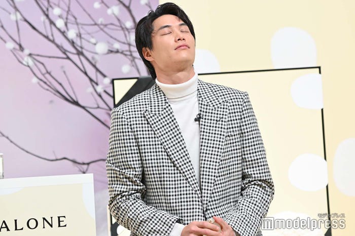 香りを感じている鈴木伸之(C)モデルプレス