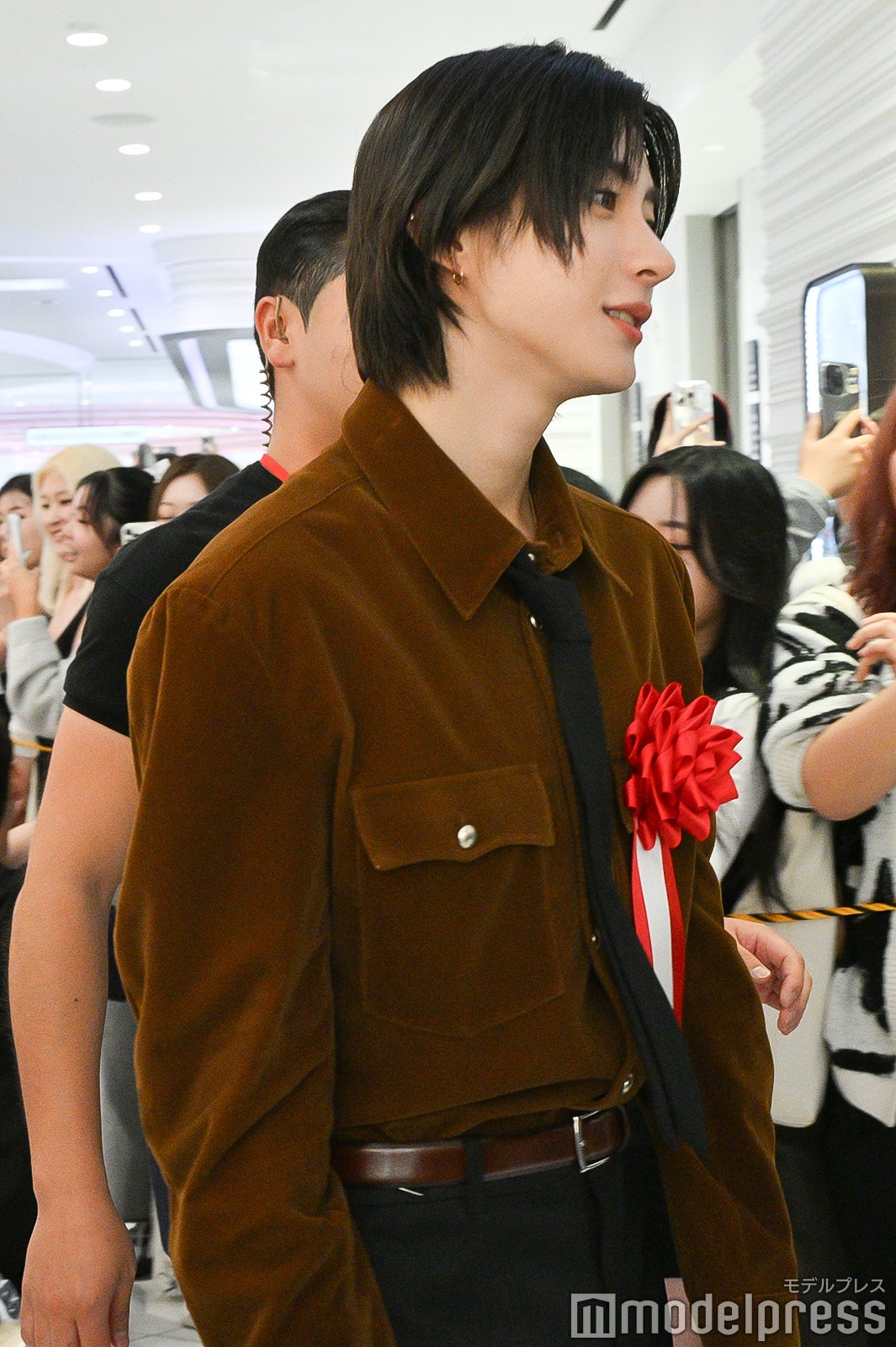 ファンの間を歩くアントン（C）モデルプレス