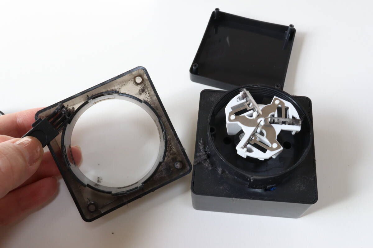 電動毛玉取り（スクエア、USB充電式）　フタの取り外し