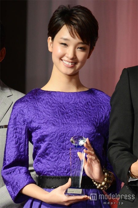 剛力彩芽、ベストドレッサー賞！相次ぐ受賞に笑顔「本当に幸せ」