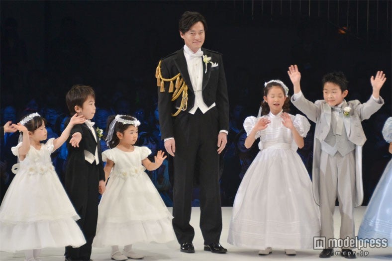 被災地の子供たちと共にファッションショーを披露したイ・ソジン