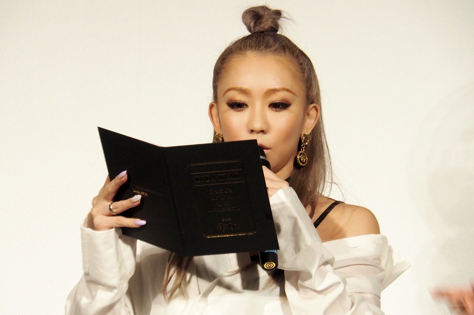 サプライズプレゼントのメッセージアルバムを読む倖田來未（画像提供：avex）