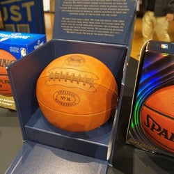 スポルディングJ バスケボール開発125周年で復刻品