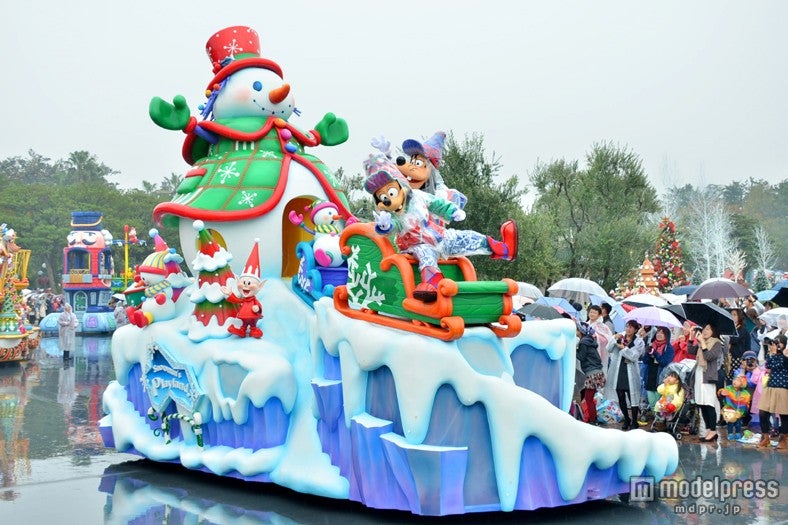 雨天バーションの「ディズニー・サンタヴィレッジ・パレード」