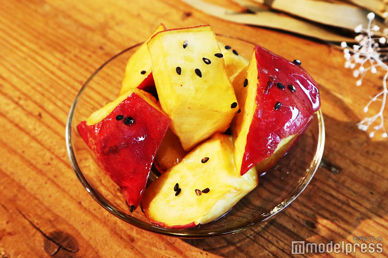 フラペチーノには乱切りの大学芋をまるごと1個ブレンド（※商品ではありません）（C）モデルプレス