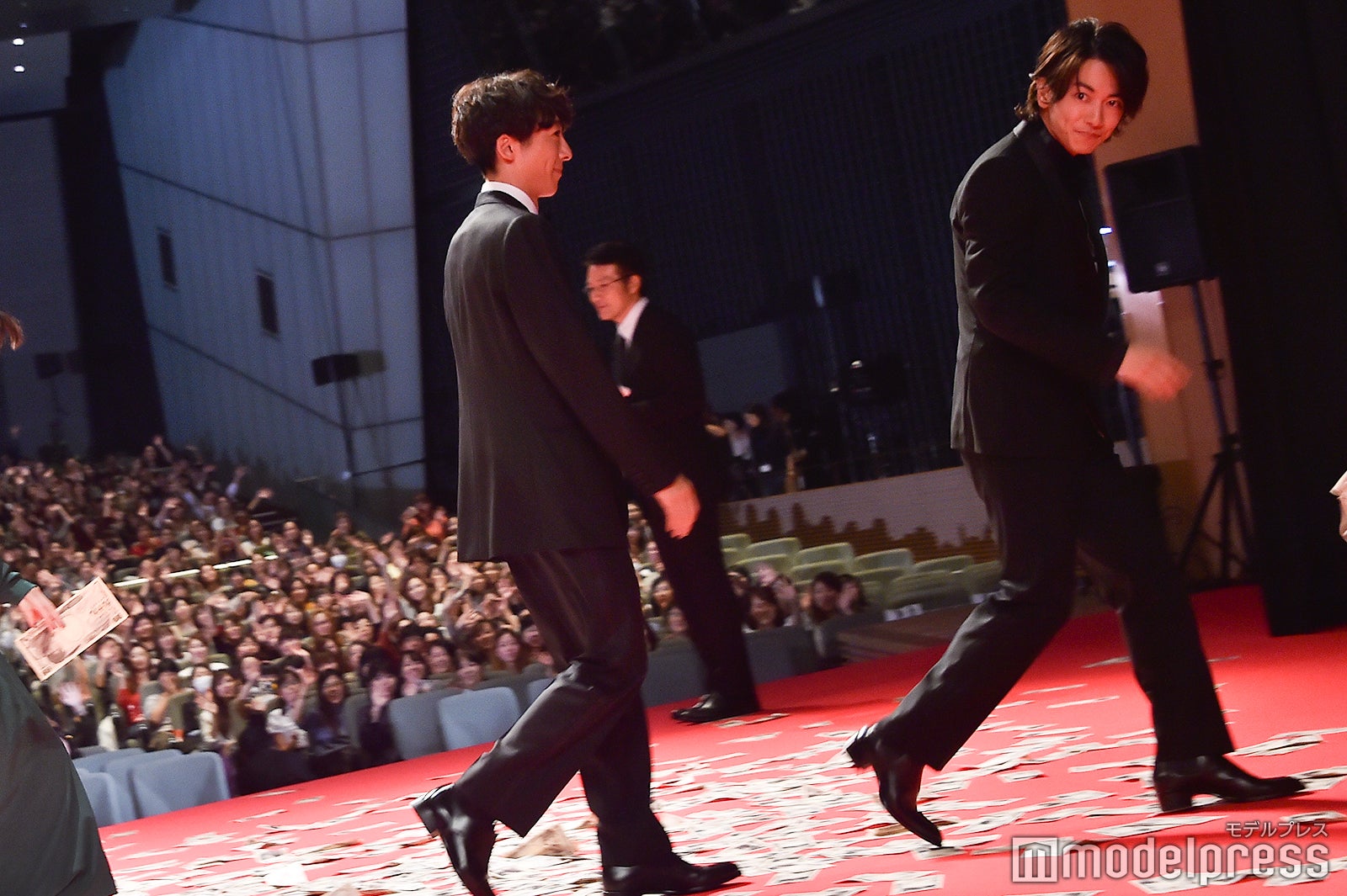 去り際の高橋一生、佐藤健 （C）モデルプレス