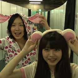 東京ドーム舞台裏の様子（左から）松井珠理奈、市川美織（c）2013「DOCUMENTARY of AKB48」製作委員会