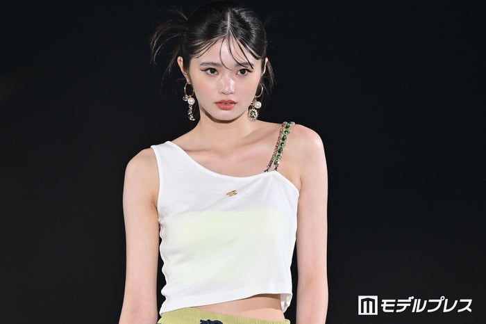 Girls2原田都愛、美デコルテ輝く 印象ガラリクールな表情【GirlsAward 2024 S／S】