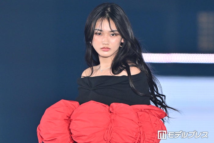 櫻坂46山崎天、オフショルニットで美デコルテ輝く【GirlsAward 2024AW】