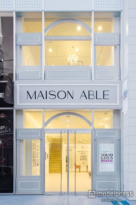 白を基調としたパリ風の外観の「MAISON ABLE」