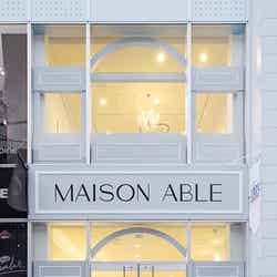 白を基調としたパリ風の外観の「MAISON ABLE」