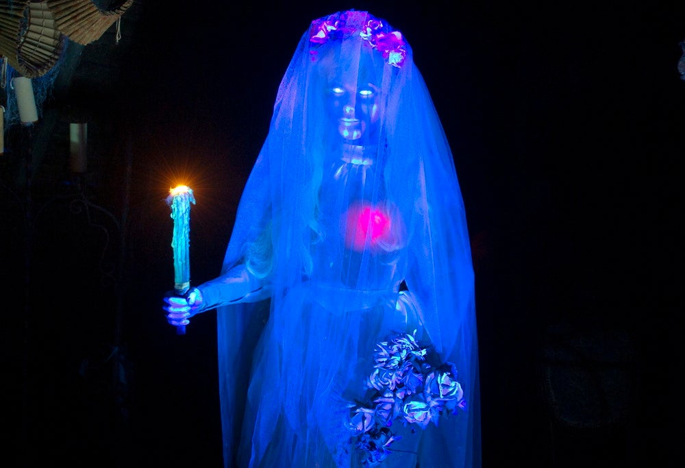 ウェディングドレスを着た花嫁（C）Disney