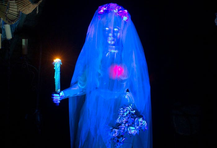 ウェディングドレスを着た花嫁(C)Disney