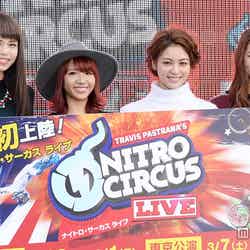 世界のすご技に興奮したE-girlsの（左より）佐藤晴美、Aya、楓、須田アンナ【モデルプレス】