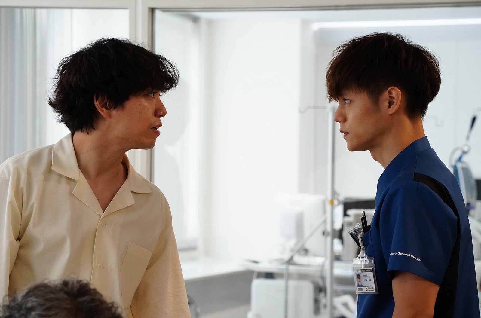 山崎育三郎、窪田正孝（C）2022横幕智裕・モリタイシ／集英社・映画「ラジエーションハウス」製作委員会