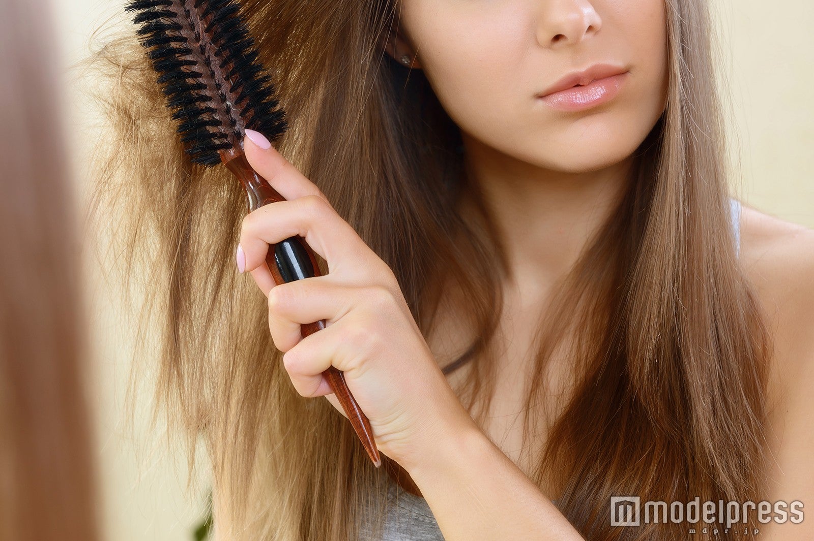 毎日の習慣がダメージヘアの原因に（Photo by Zinkevych）