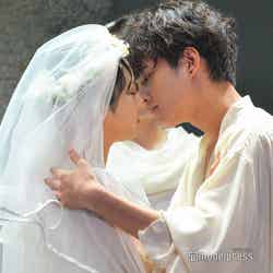 結婚式のシーンの夏川アサと中山優馬 （C）モデルプレス