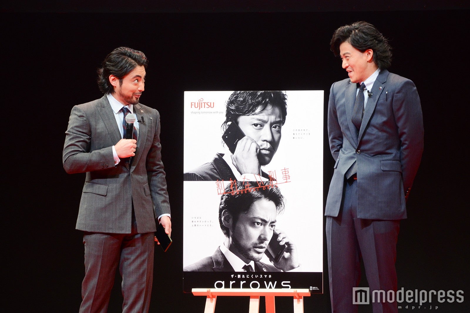 流れを忘れる小栗旬に「やい小栗！」な山田孝之（C）モデルプレス