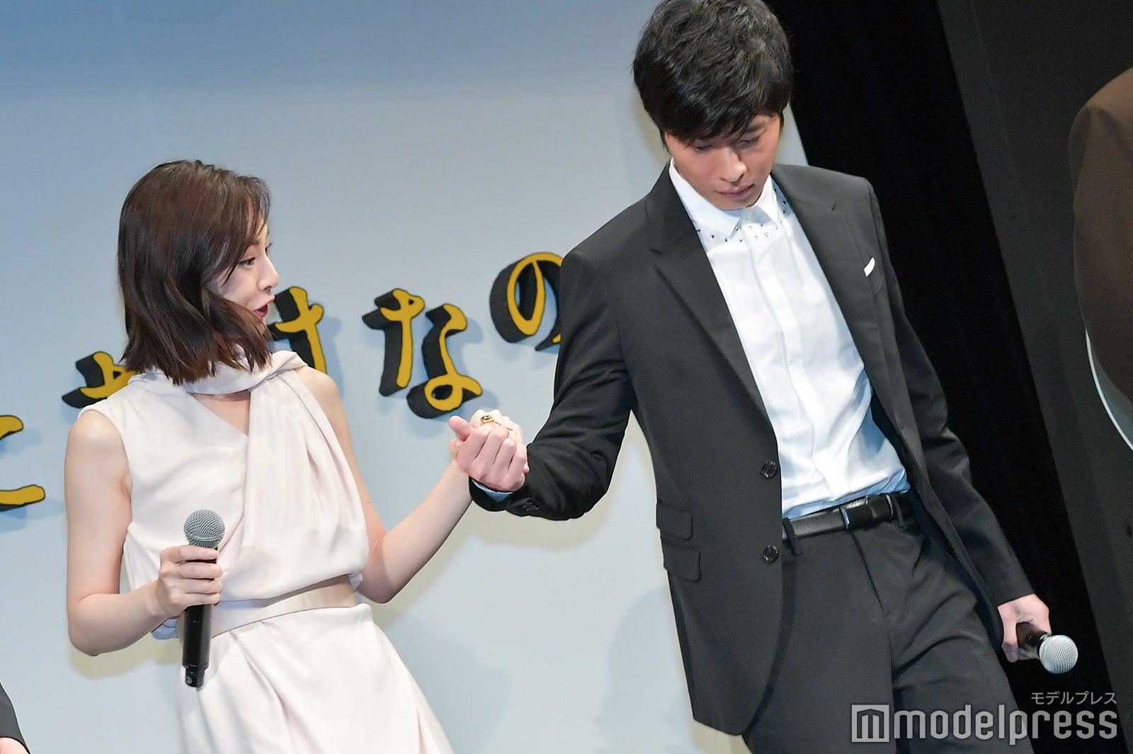 田中圭のエスコートに驚く北川景子（C）モデルプレス