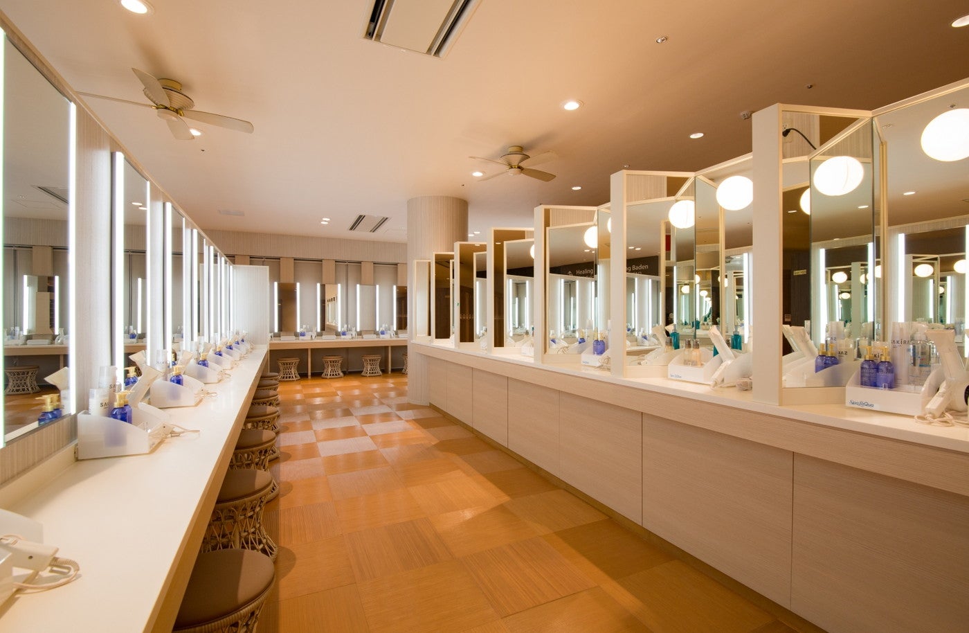 大きな鏡のあるパウダールーム／提供画像