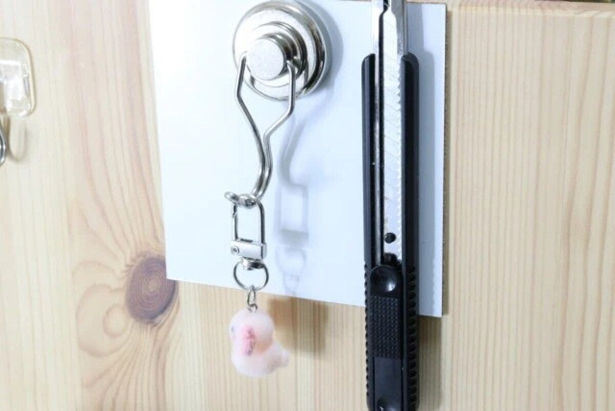 ダイソー　磁石がくっつくスチールタイル（ホワイト）