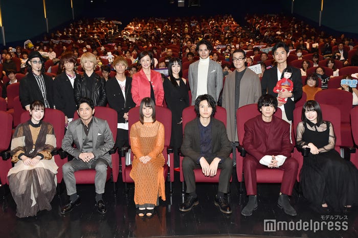 (後列左から)わちゅ~、Jun、TSUBASA、大輝、黒沢あすか、福島雪菜、近藤雄介、粟根まこと、宮岡太郎監督(前列左から)水上京香、萩原聖人、小坂菜緒、萩原利久、黒羽麻璃央、石川瑠華(C)モデルプレス