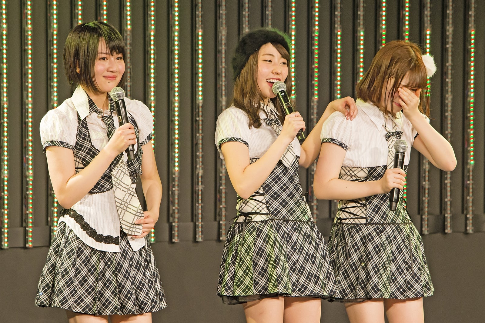 卒業を発表した藤江れいな（中央） （提供写真）