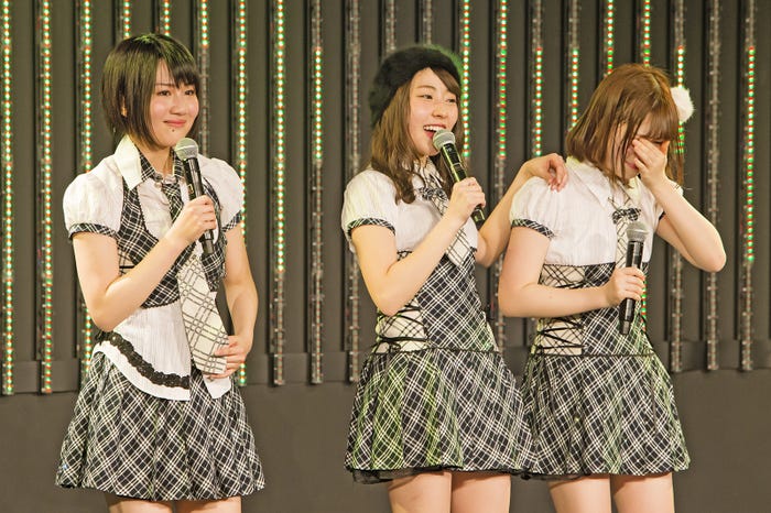 卒業を発表した藤江れいな(中央) (提供写真)