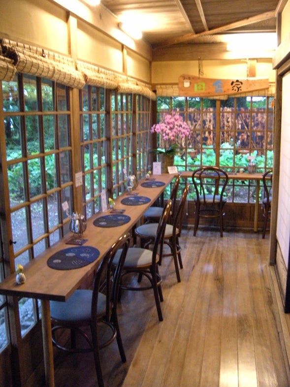 庭を眺めながら過ごせる店内の座席スペース。（提供画像）