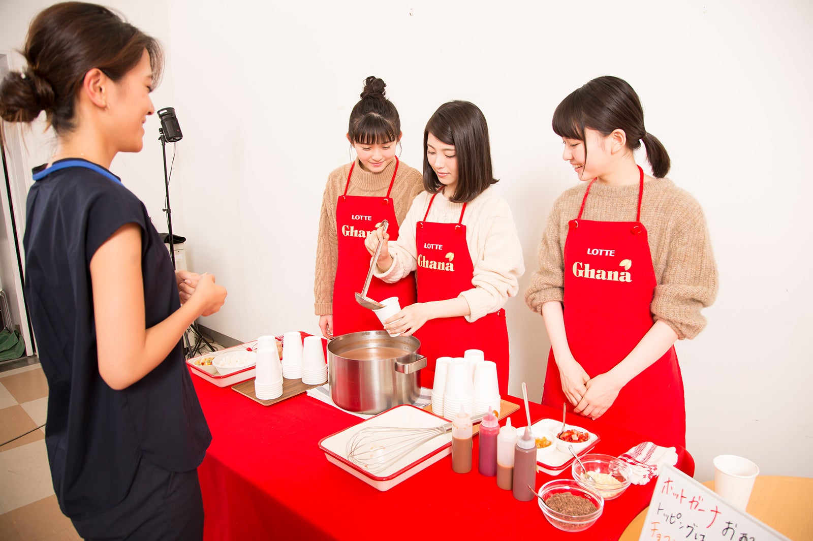 （左から）久間田琳加、浜辺美波、山田杏奈／新CMメイキングカット（提供画像）