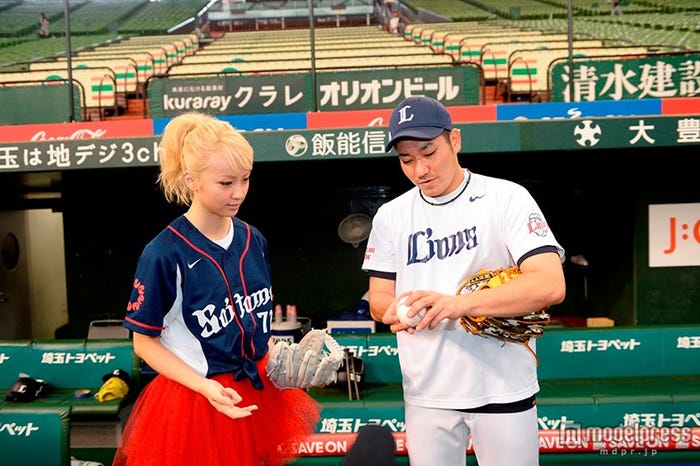 高橋朋己投手(右)にボールの握り方を教わるAmi(左)