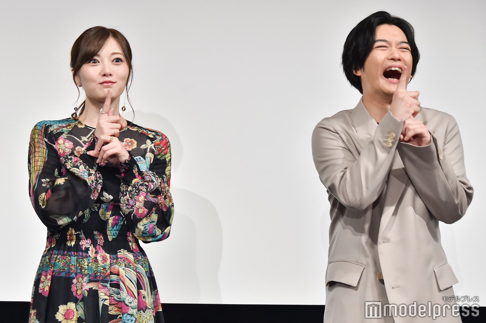 最後に千葉のブログの締めとKing Gnuの主題歌にかけた「どろん」ポーズ／白石麻衣、千葉雄大 （C）モデルプレス