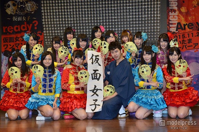 仮面を取ったメンバーたちと落語家・立川仮面女子