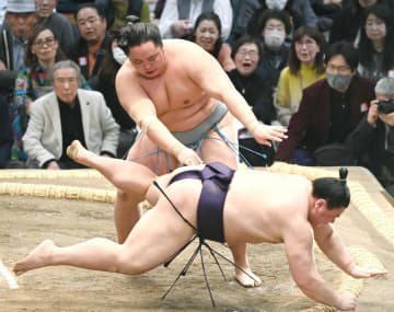 琴勝峰 2敗守った！優勝へ望みつなぐ 義ノ富士をはたき込み「タイミングよく。落ち着いていた」 自力優勝へ豊昇龍戦は「今まで通り、挑戦者のつもりで」