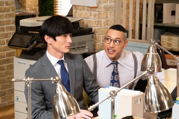 高良健吾、関口メンディー/「モトカレマニア」第6話より(C)フジテレビ