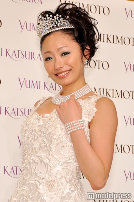 安藤美姫、“真珠1万3千262個”のウエディングドレスに緊張　結婚の予定は？