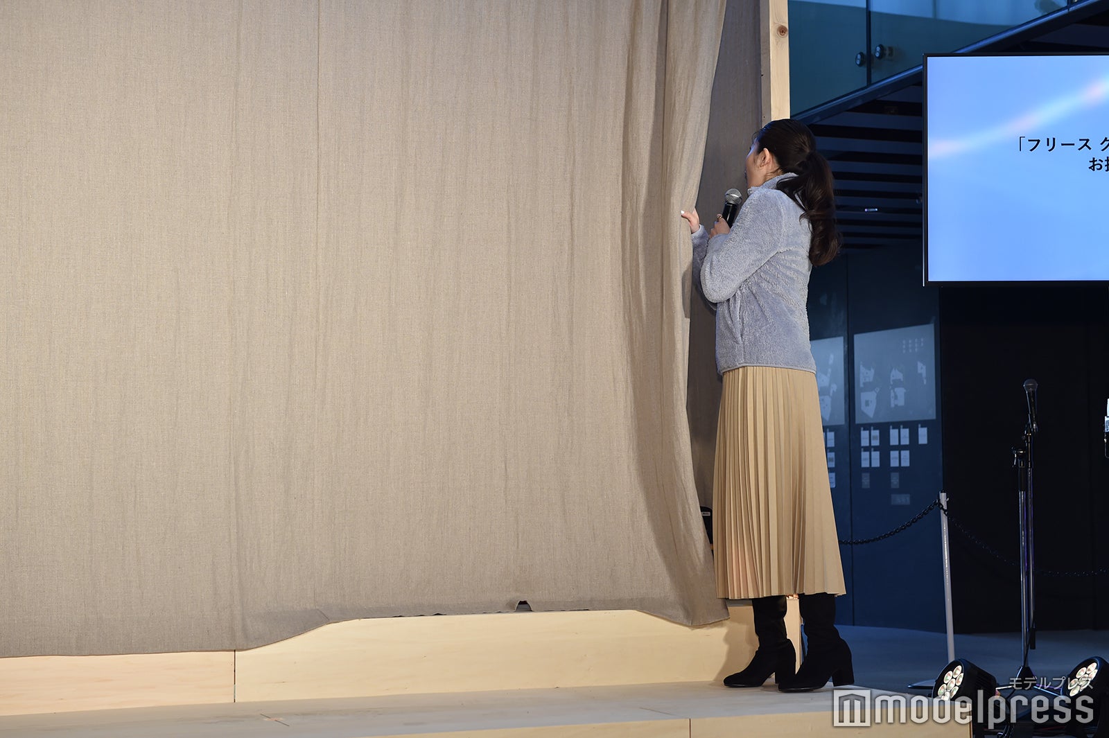 中を覗く今田美桜（C）モデルプレス