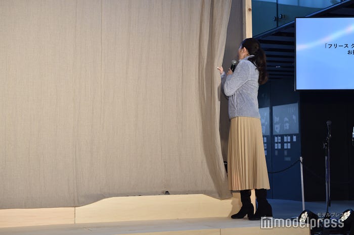 中を覗く今田美桜(C)モデルプレス