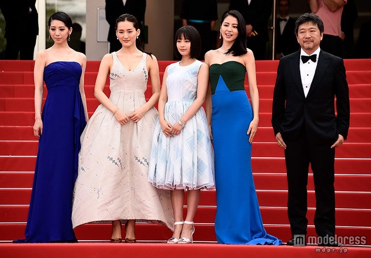 （左から）夏帆、綾瀬はるか、広瀬すず、長澤まさみ、是枝裕和監督