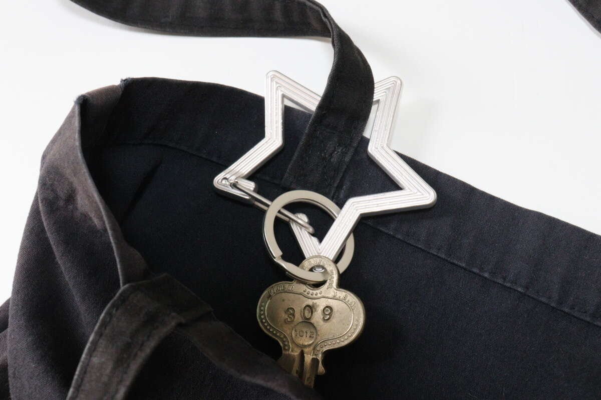 ダイソー Carabiner ダイソーのCarabinerのカバンい付ける