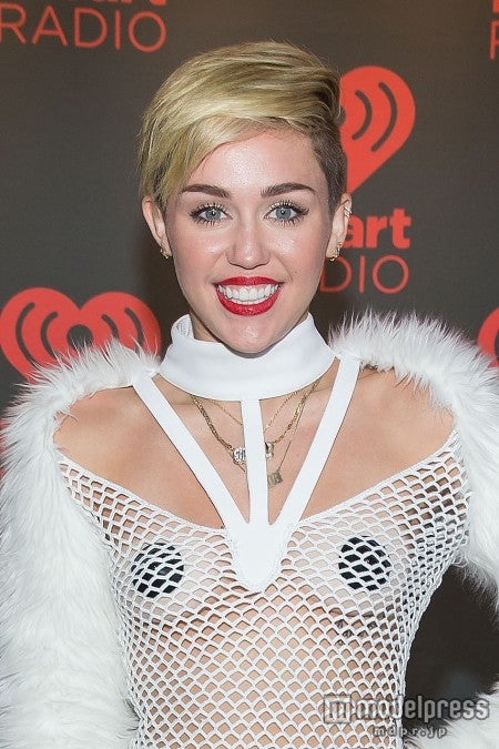 黒すぎるニプレスがポイント。WENN.com / Zeta Image