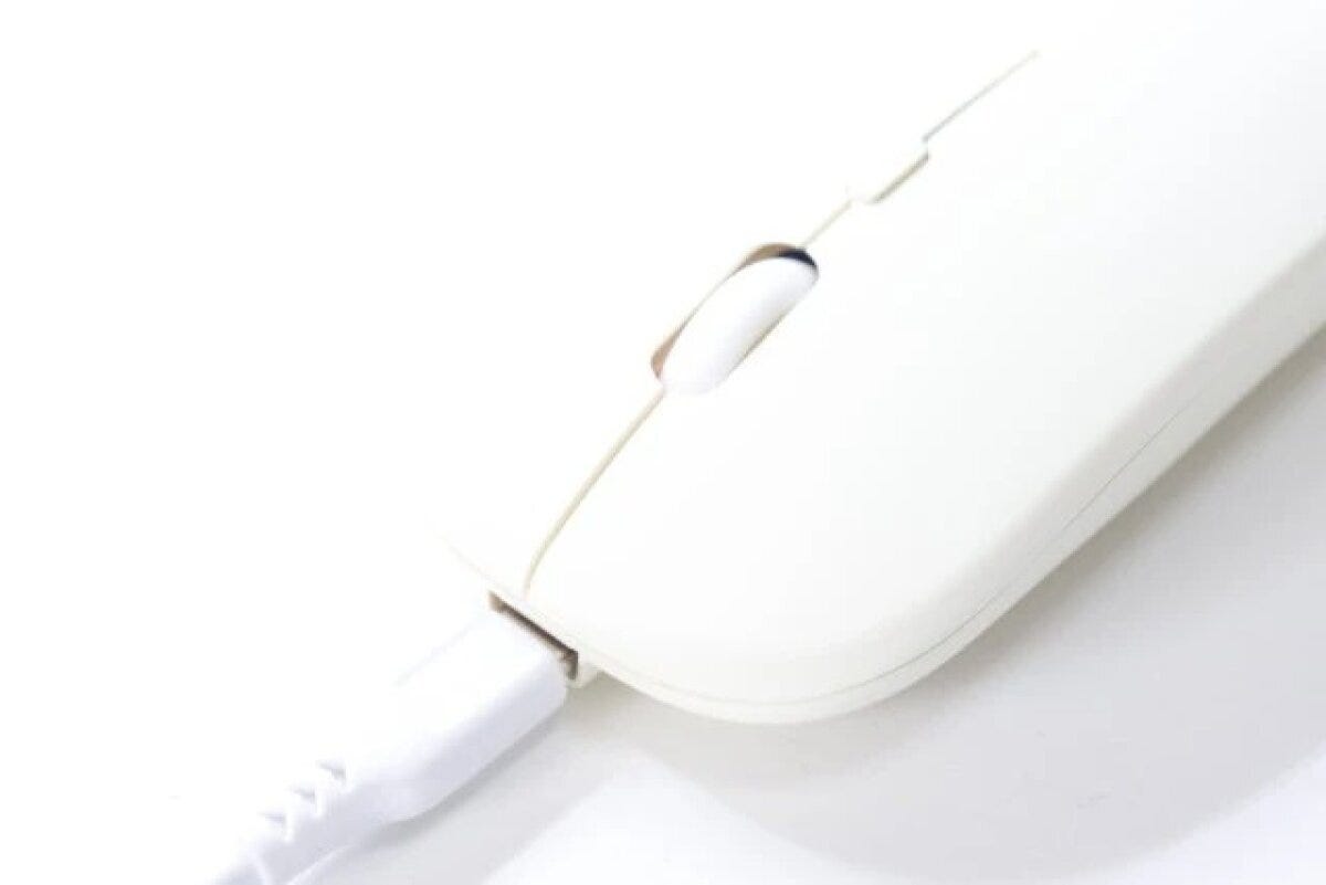 白い無線マウスの充電ポートにUSB