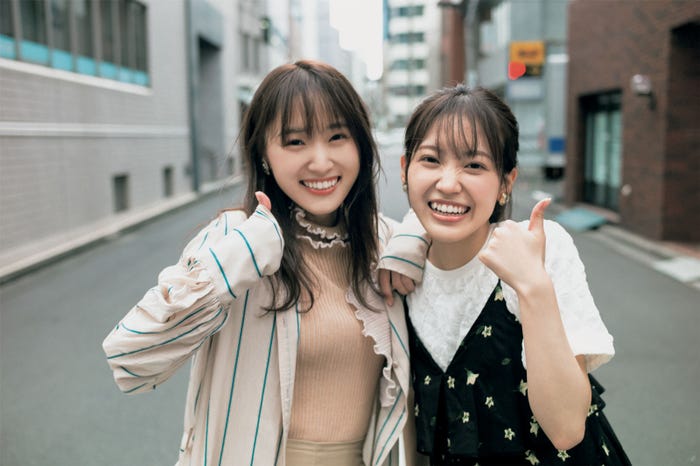 菅井友香、松田里奈(C)細居幸次郎/集英社