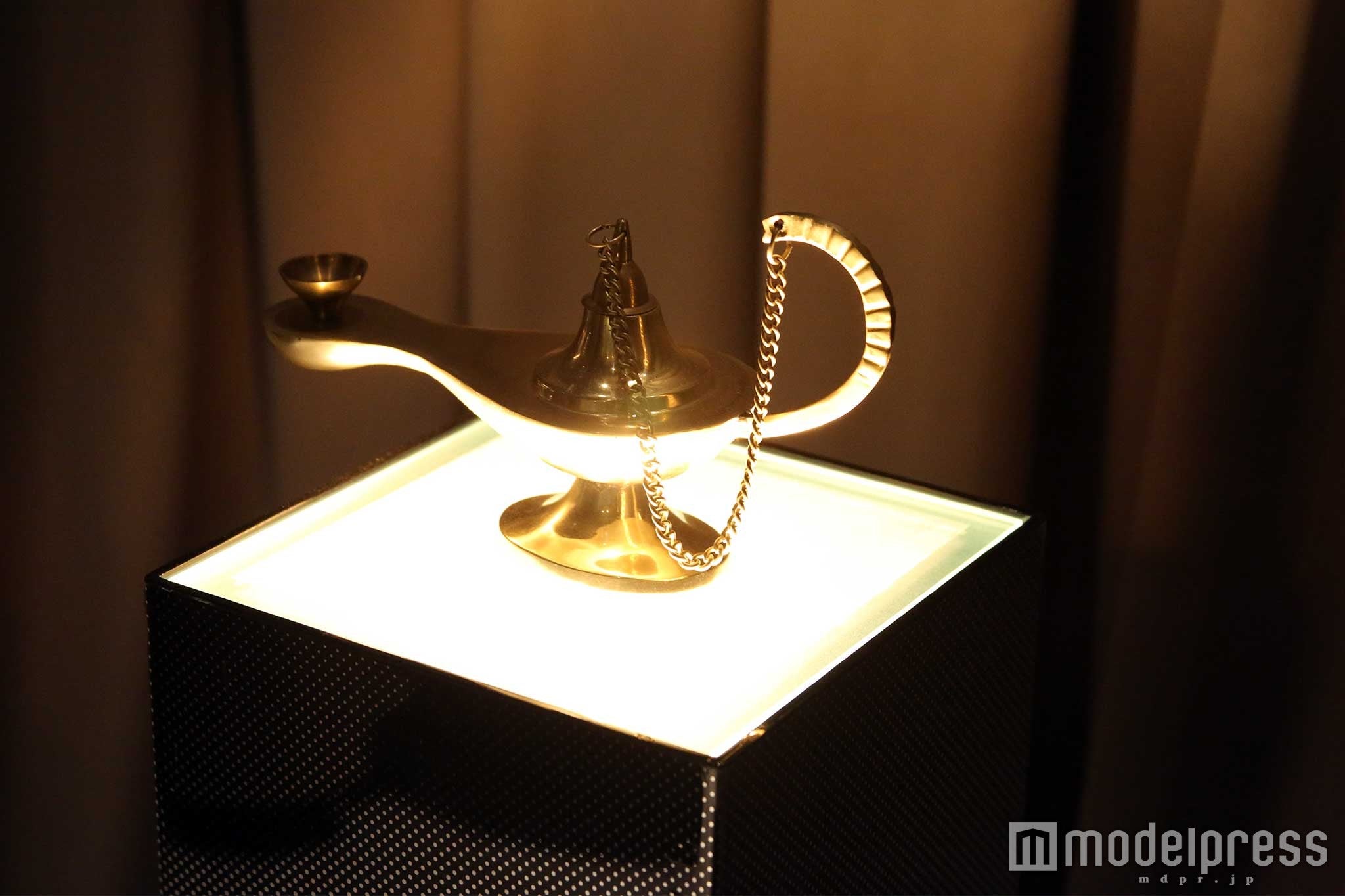 妖しい雰囲気ながらもムードが高まる（C）モデルプレス