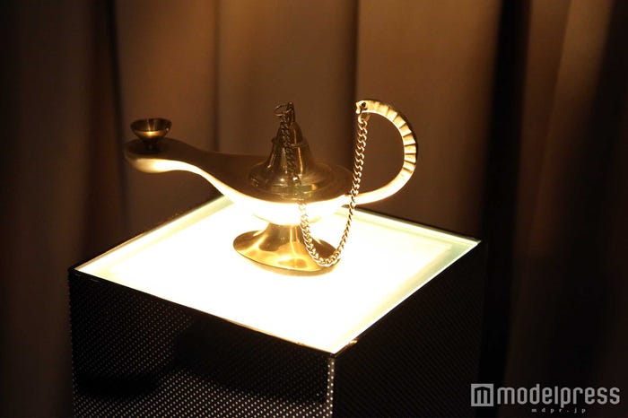 妖しい雰囲気ながらもムードが高まる(C)モデルプレス